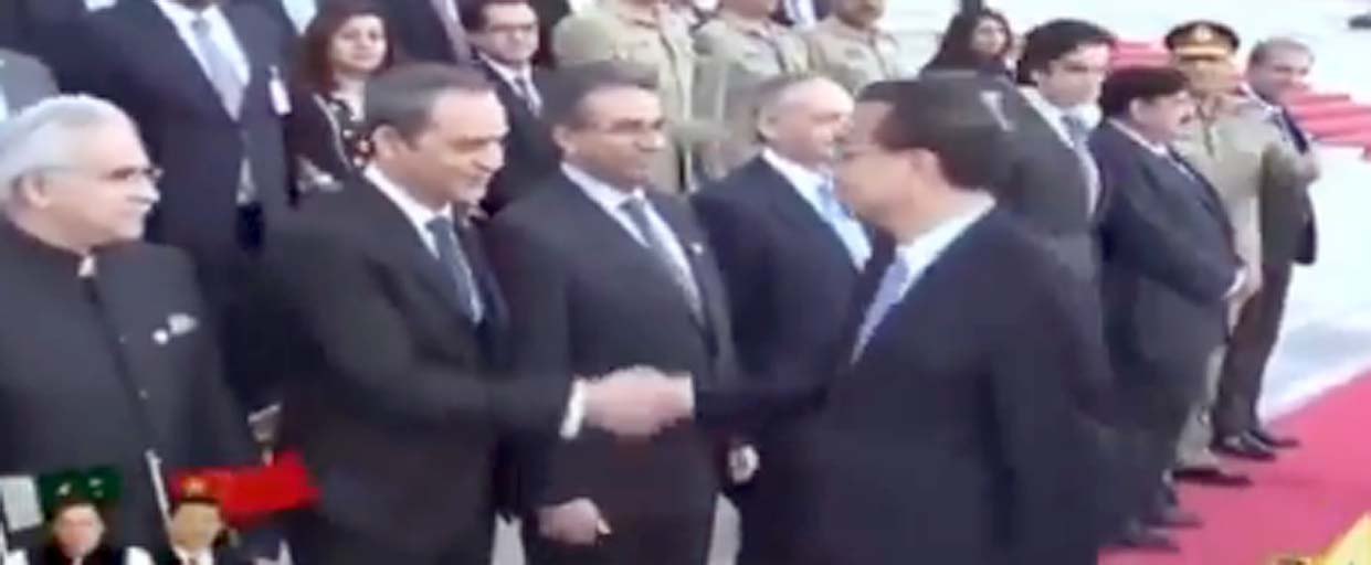 Zubair Gilani shaking hand with Chinese PM