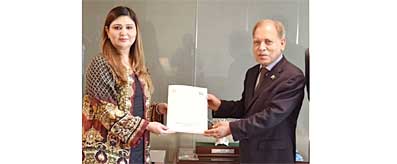Secretary BOI Ms. Fareena Mazhar  presented a letter of appreciation to Mr. Feroze Shah