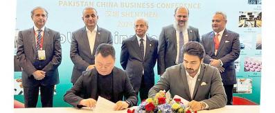 Abdul Aleem Khan and FMs witnessing the MoUs signed in Shenzhen